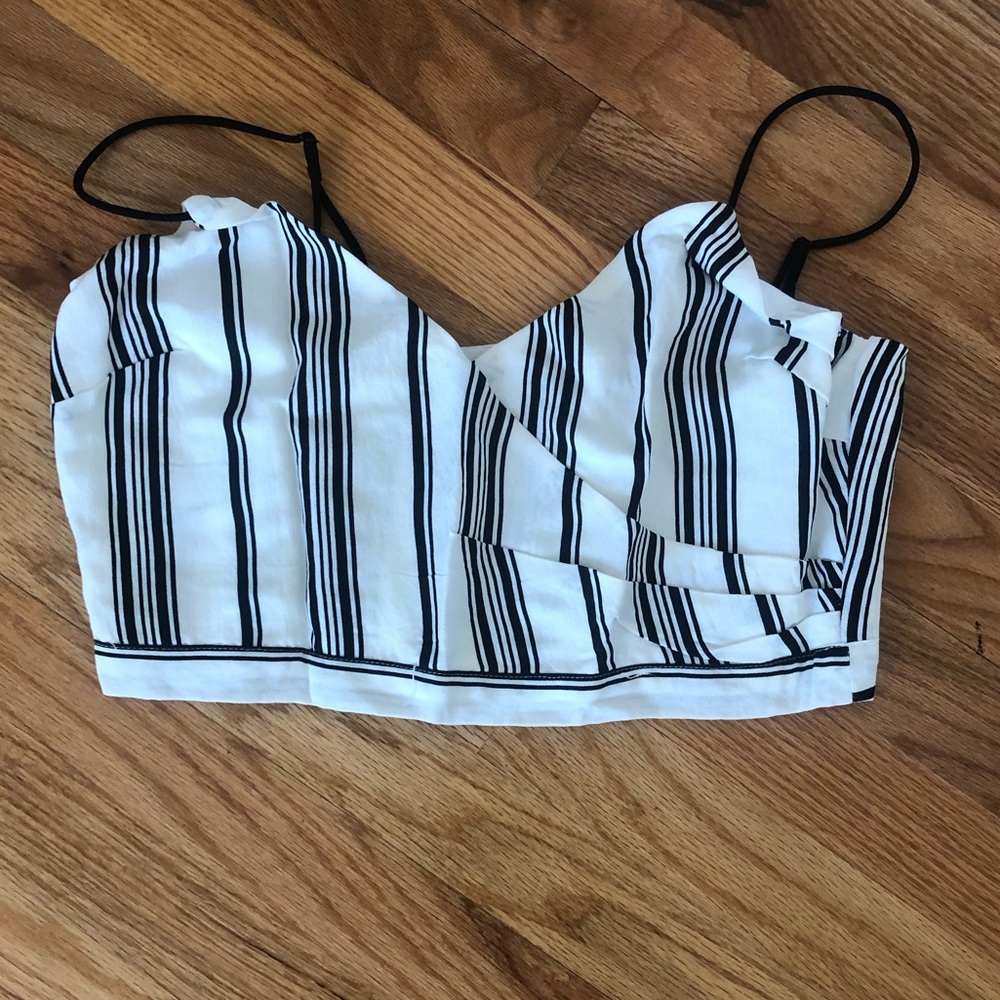 Lush striped crop top in black and white!
